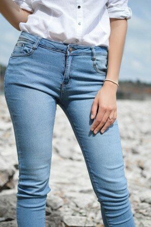 Celana Jeans Menciut atau Merenggang? Kembalikan Ukurannya Dengan Trik Ini